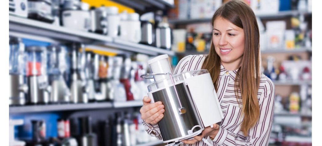 Woman holding a food processor in a department store - How do I choose a good food processor