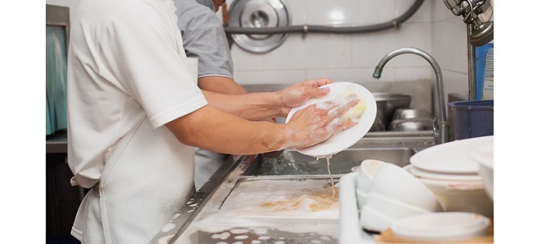 Employee hand washing dishes-Hand washing vs dishwasher: which is better?