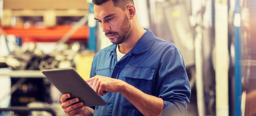 Man looking at a clip board - Tips-for-Recruiting-Service-Technicians