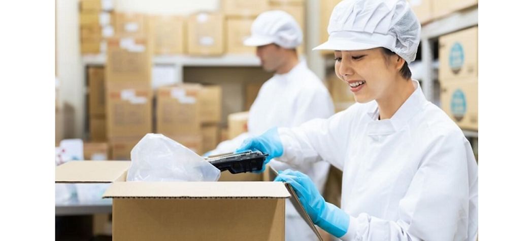 Workers taking inventory of frozen food in walk-in freezer - Master-Bilt walk-in cooler & freezer error codes