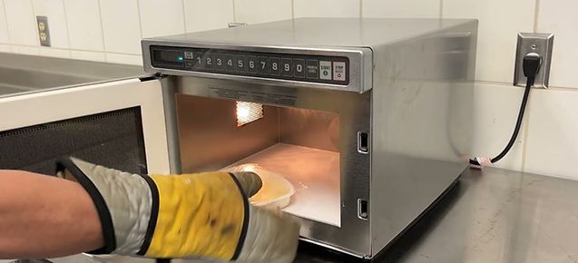How to Use an Amana Commercial Microwave (Thumbnail)
