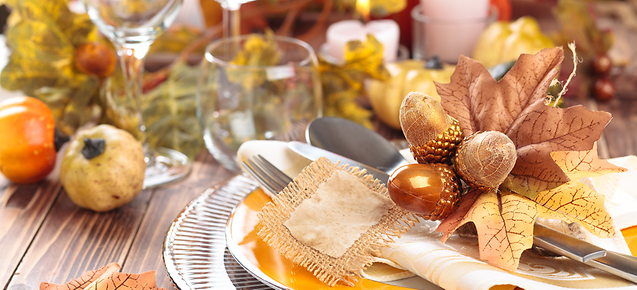 Thanksgiving-Place-Setting-and-Centerpiece-at-a-Restaurant