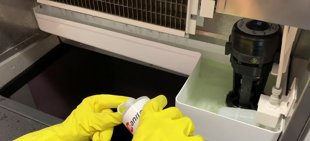 Picture - Cleaning Ice Machine